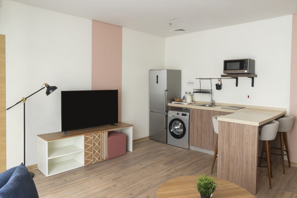One Bedroom Suite | In-room safe, desk, laptop workspace, blackout drapes