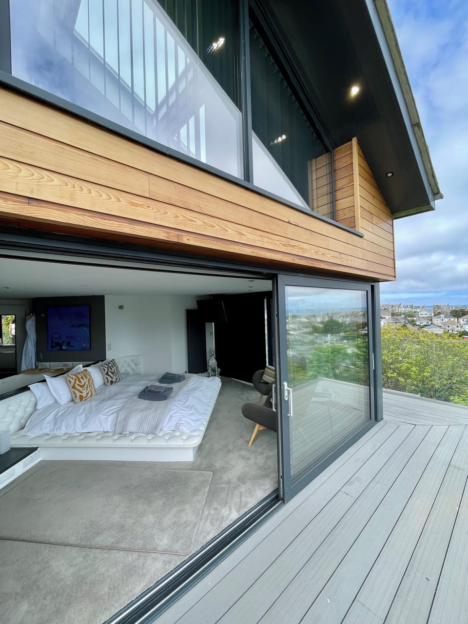Panoramic Room | Individually decorated, individually furnished, desk, laptop workspace