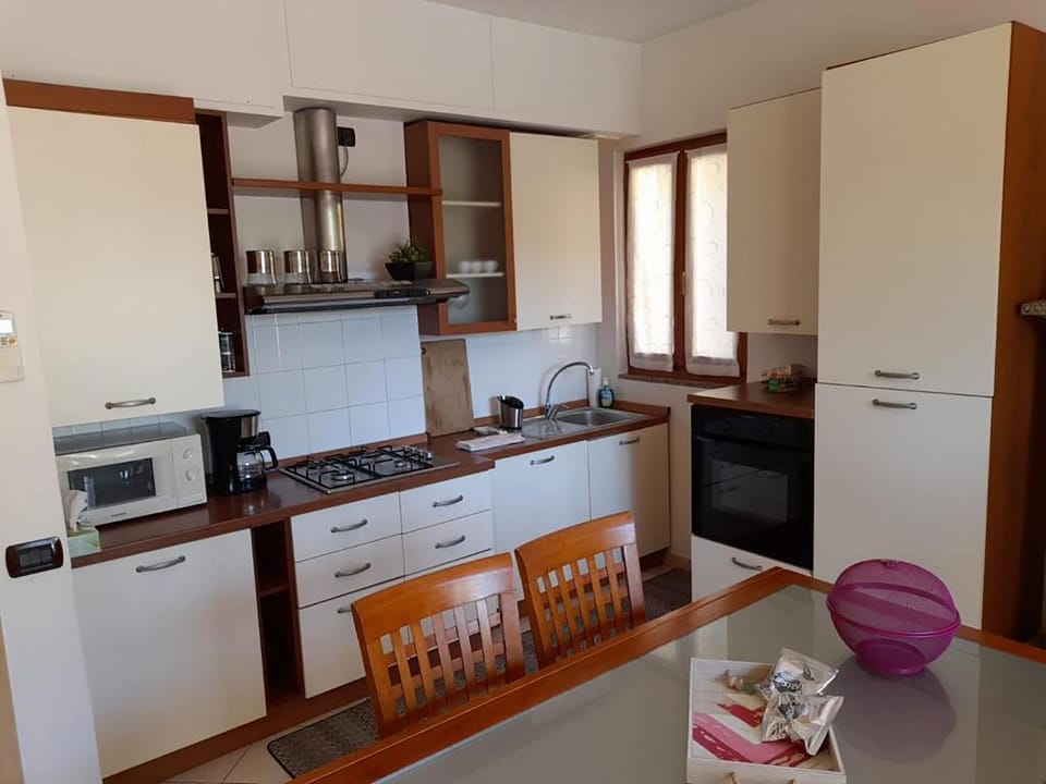 Basic Apartment | Private kitchen | Fridge, microwave, oven, stovetop