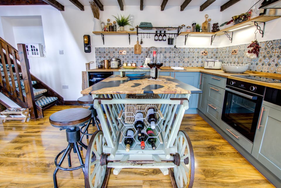 Luxury Cottage, Accessible, Ensuite (Luxury Cottage Sleeps 8 ) | Shared kitchen