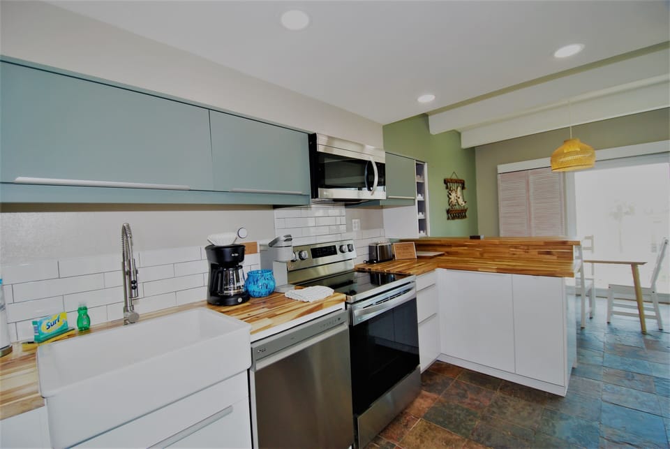 Condo, 2 Bedrooms | Private kitchen | Fridge, oven, coffee/tea maker, toaster