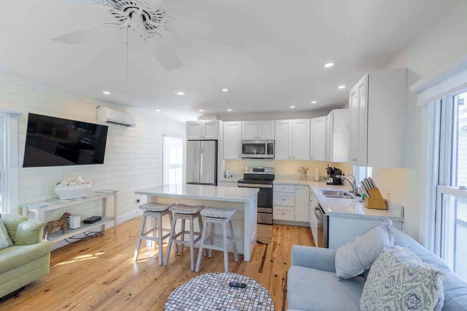 Kitchen & Living Room 