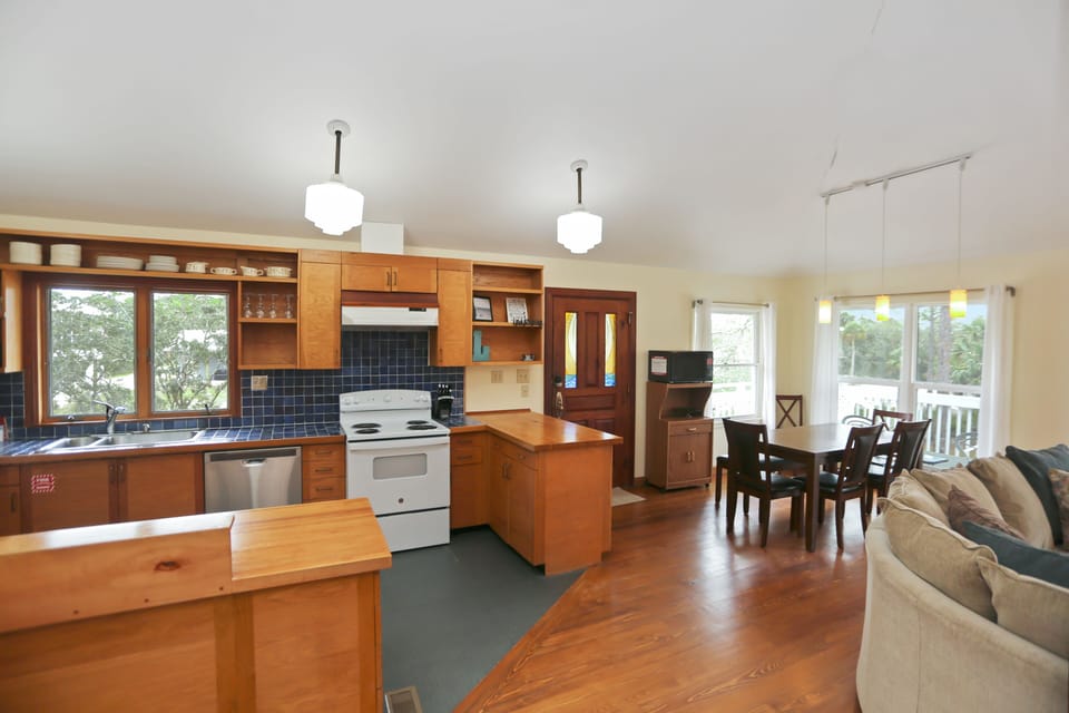 Kitchen & Dining Area
