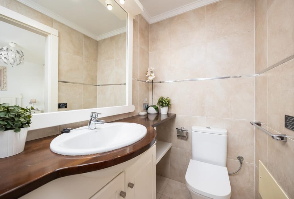 En suite bathroom with shower