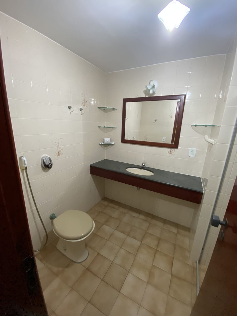 Classic Room | Bathroom | Shower, rainfall showerhead, towels