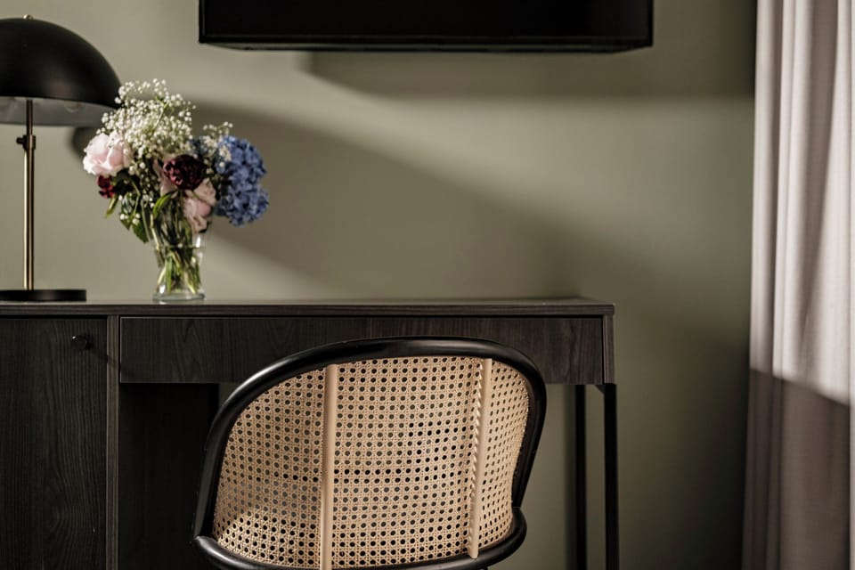 43-inch Smart TV with satellite channels, TV