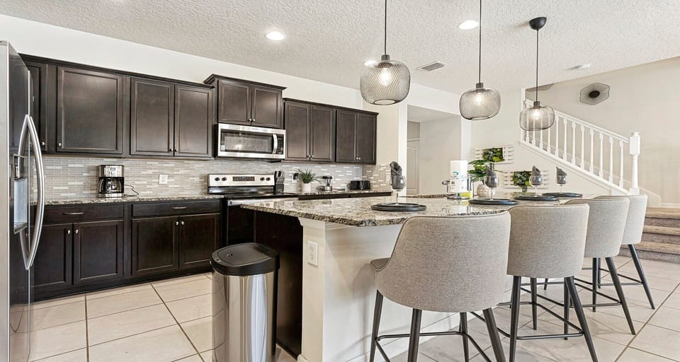 Kitchen: Compact and stylish with a mini breakfast bar