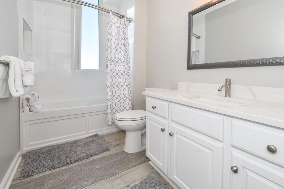 Silver Beach Towers East 1804 - Guest Bathroom