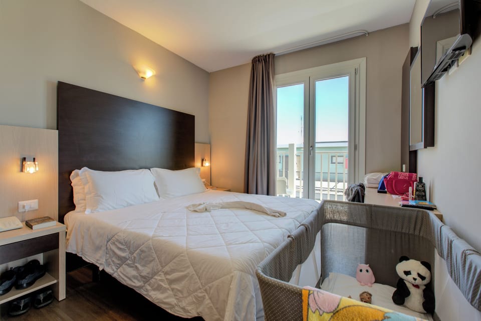 Family Room | In-room safe, desk, WiFi (free)