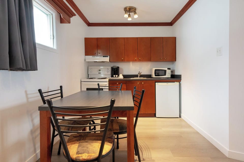 Family Suite | Private kitchen | Fridge, coffee/tea maker