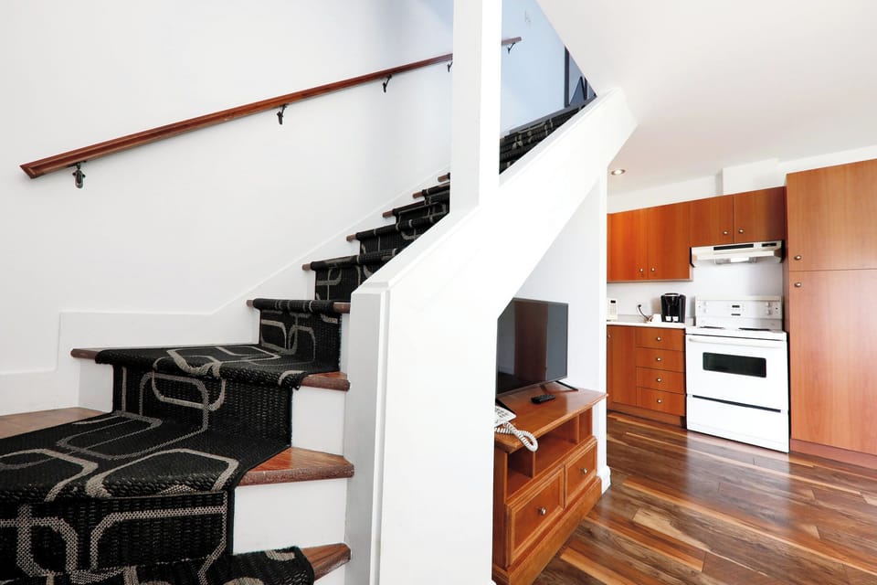 Studio, 1 Queen Bed, Kitchen | Private kitchen | Fridge, coffee/tea maker