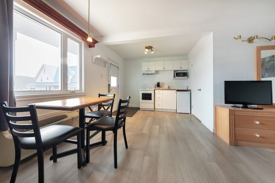 Comfort Room, 1 Queen Bed, Kitchen, Ground Floor | Private kitchen | Fridge, coffee/tea maker