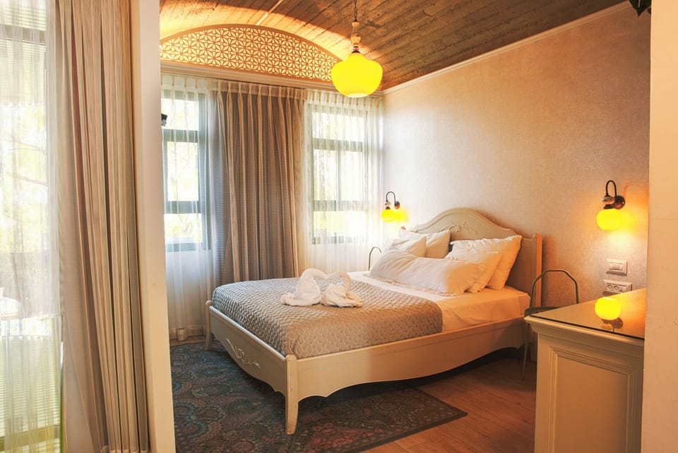 Deluxe Double Room | Desk, soundproofing, iron/ironing board, free WiFi