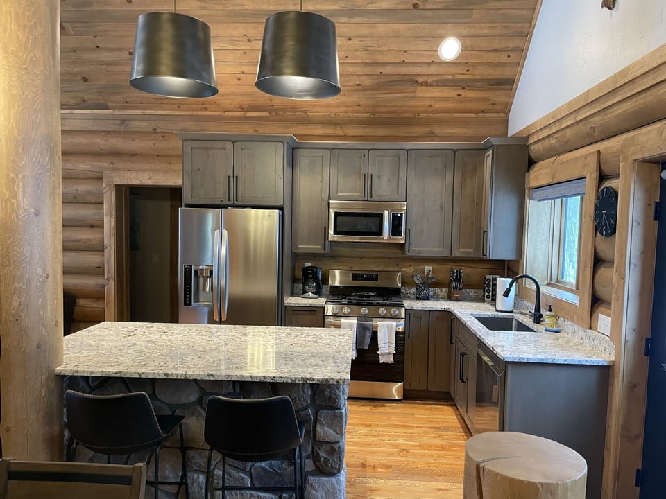 A nice and functional kitchen with all the necessities of home. 