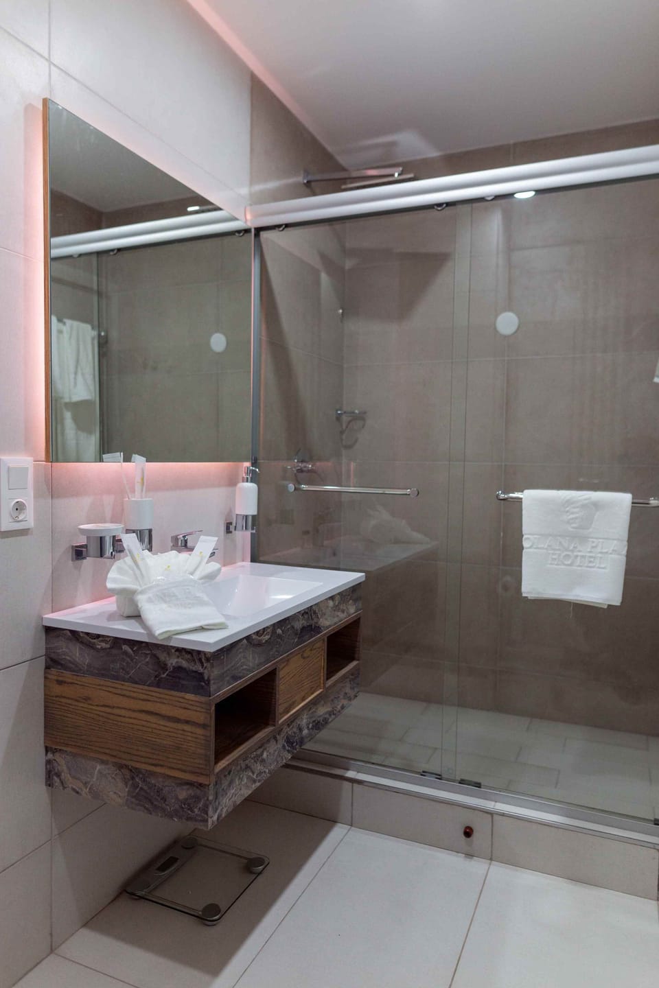 Bathtub, slippers, towels