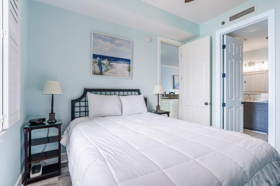 Island Royale 1004 Bedroom 2 with Queen Bed