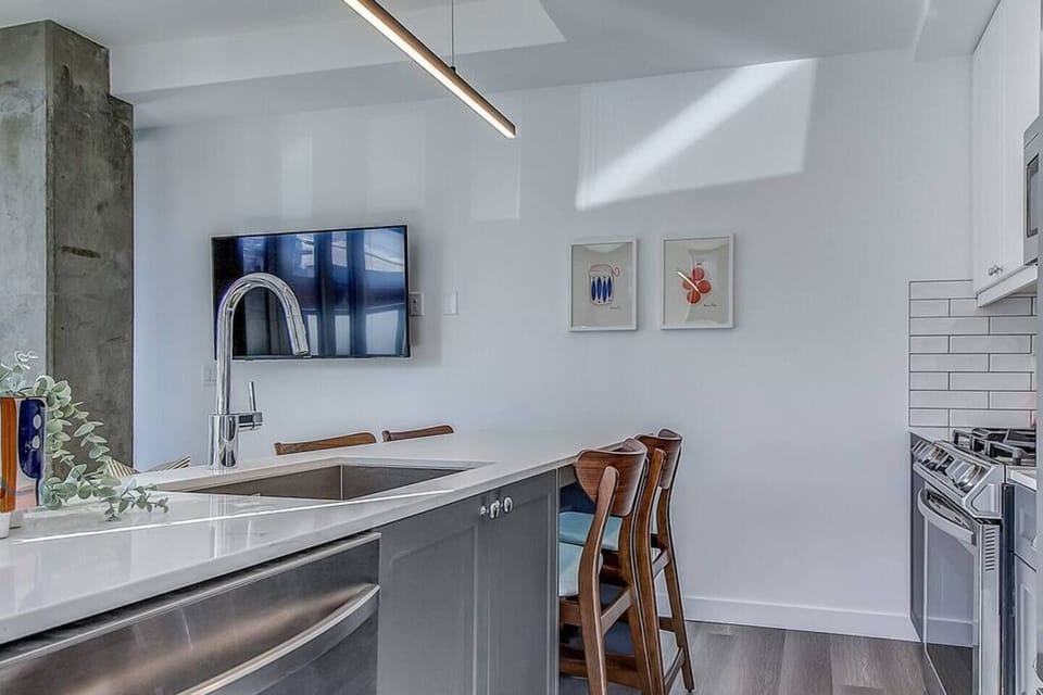 Kensington is a vibrant community with lots of friendly pedestrian traffic, shops, coffee shops, grocery & organic marts, and an amazing assortment of restaurants and bars. Find everything from a Cat Cafe, Container Park, wine bars & spin classes. 