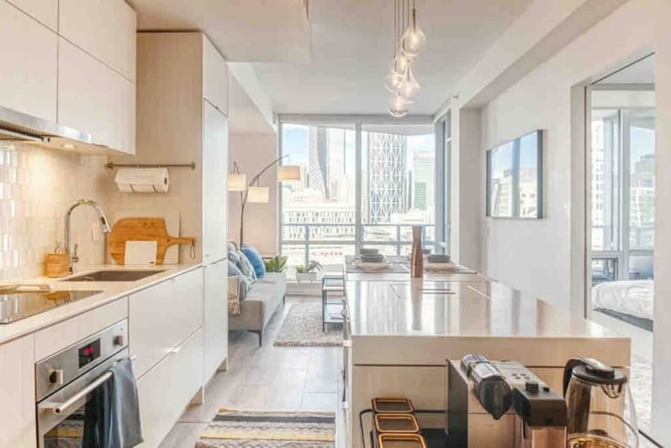 Welcome home! You will find everything you need any more in this comfortable and stylish condo in beautiful East Village 