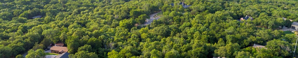 Conveniently located 1 mile (5-minute drive) from the lake and Highport Marina