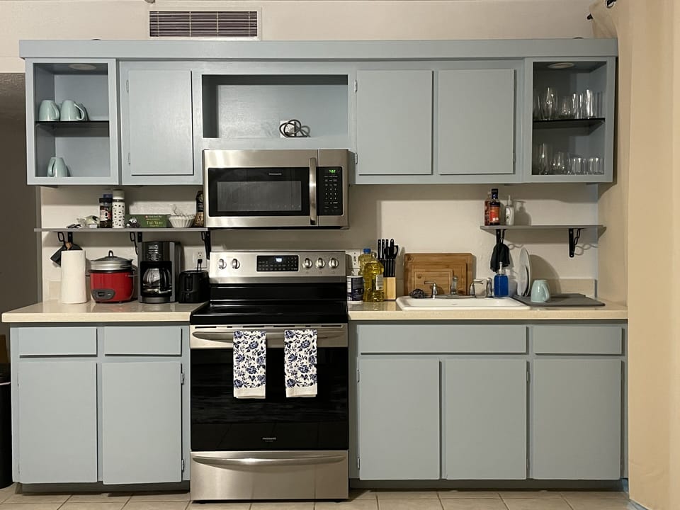 Kitchen with finger resistant appliances (Air Fry+Conv Oven, Countertop grill)
