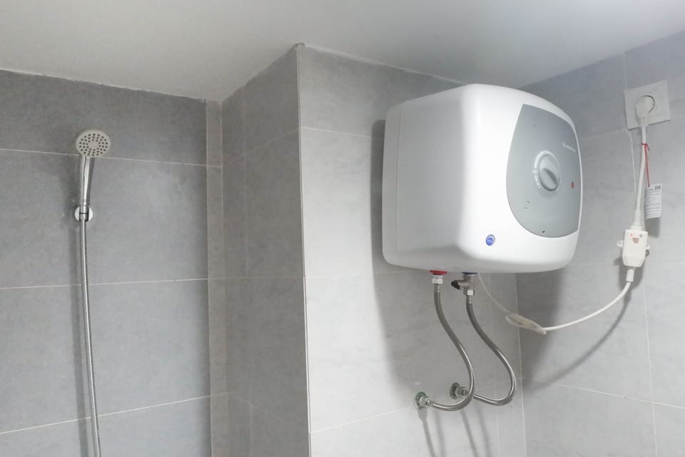 Room | Bathroom | Shower, free toiletries, towels, shampoo