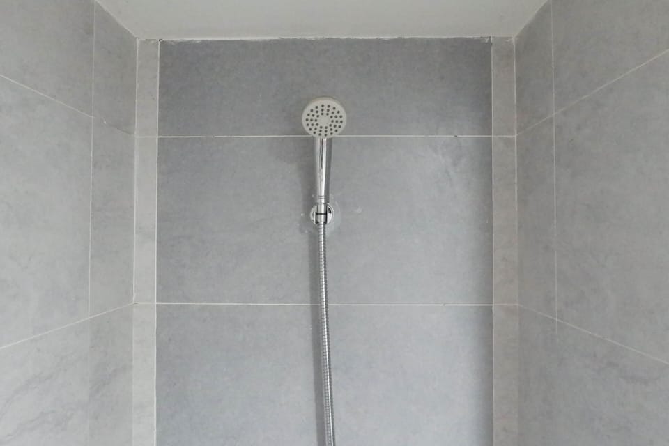 Room | Bathroom | Shower, free toiletries, towels, shampoo
