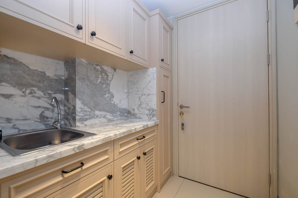 Room | Private kitchen | Fridge, microwave, stovetop, cookware/dishes/utensils