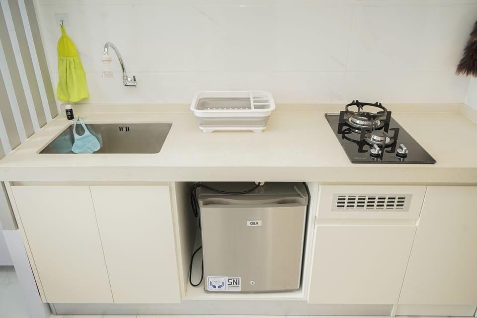 Room | Private kitchen | Fridge, stovetop, cookware/dishes/utensils
