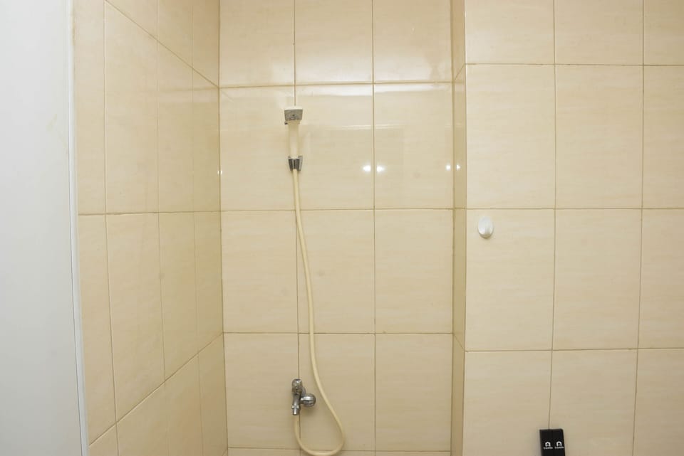 Room | Bathroom | Shower, free toiletries, towels, shampoo