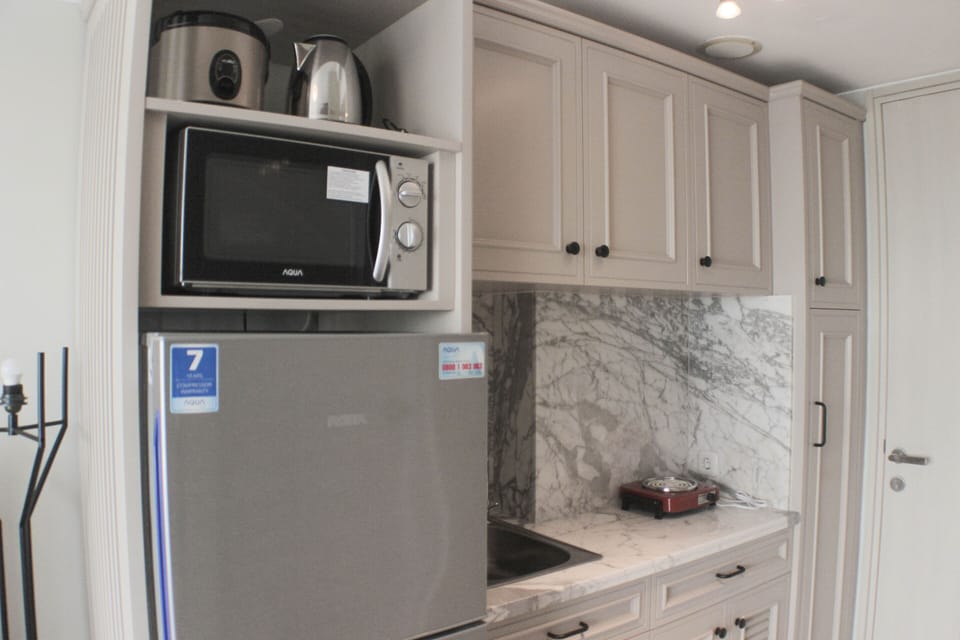 Room | Private kitchen | Fridge, microwave, stovetop, cookware/dishes/utensils