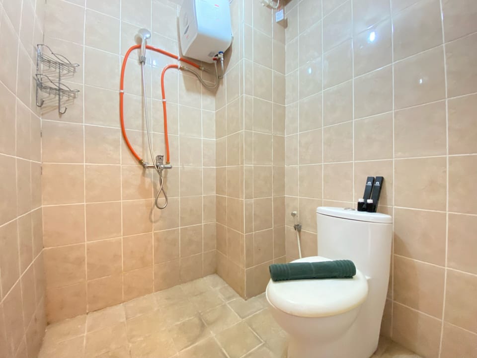 Room | Bathroom | Shower, free toiletries, towels, shampoo