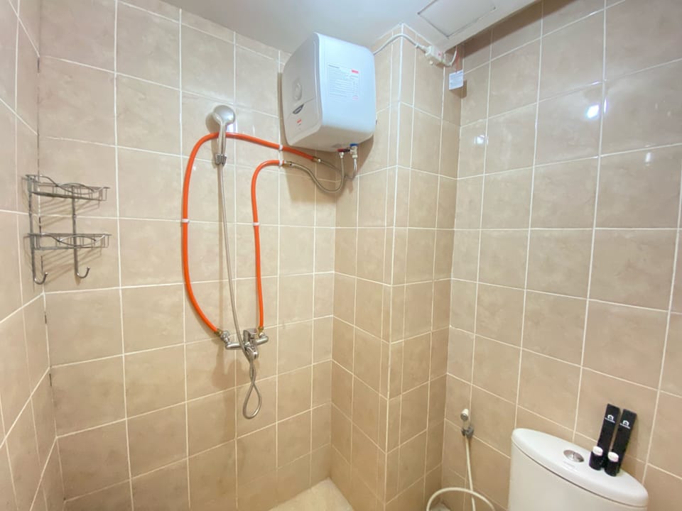Room | Bathroom | Shower, free toiletries, towels, shampoo
