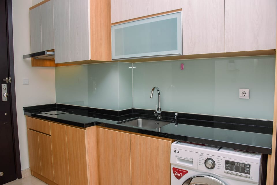 Room | Private kitchen | Fridge, microwave, stovetop, cookware/dishes/utensils