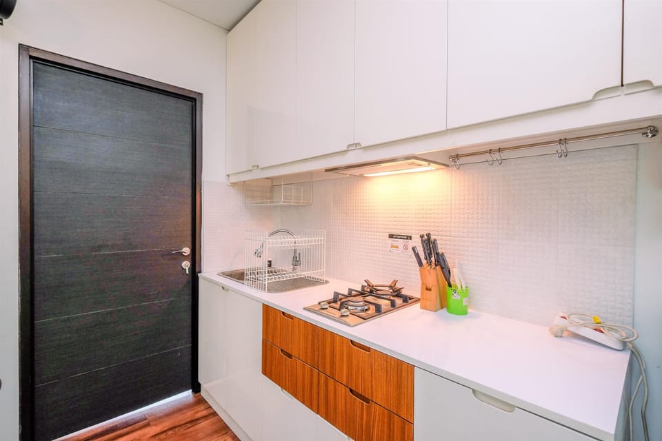 Room | Private kitchen | Fridge, microwave, stovetop, cookware/dishes/utensils