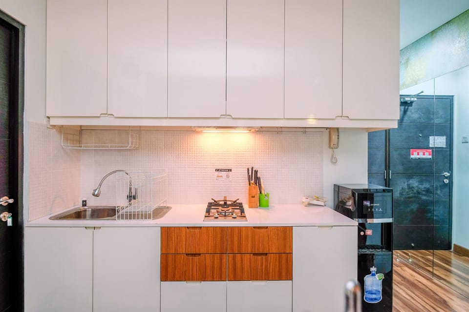 Room | Private kitchen | Fridge, microwave, stovetop, cookware/dishes/utensils