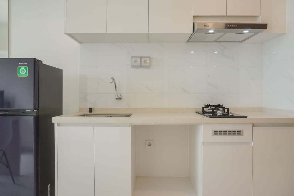 Room | Private kitchen | Fridge, stovetop, cookware/dishes/utensils, dining tables