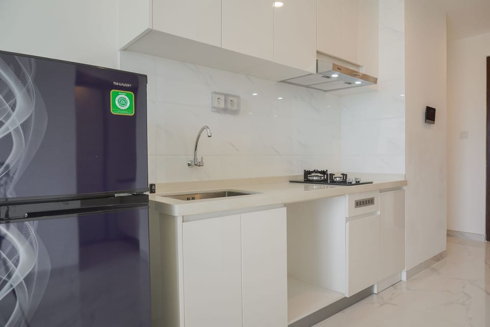 Room | Private kitchen | Fridge, stovetop, cookware/dishes/utensils, dining tables