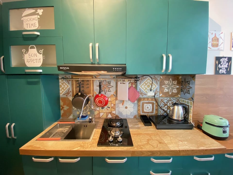 Room | Private kitchen | Fridge, stovetop, cookware/dishes/utensils