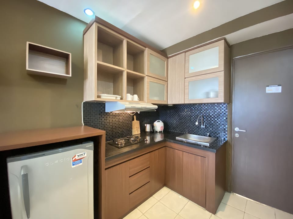 Room | Private kitchen | Fridge, stovetop, cookware/dishes/utensils, dining tables