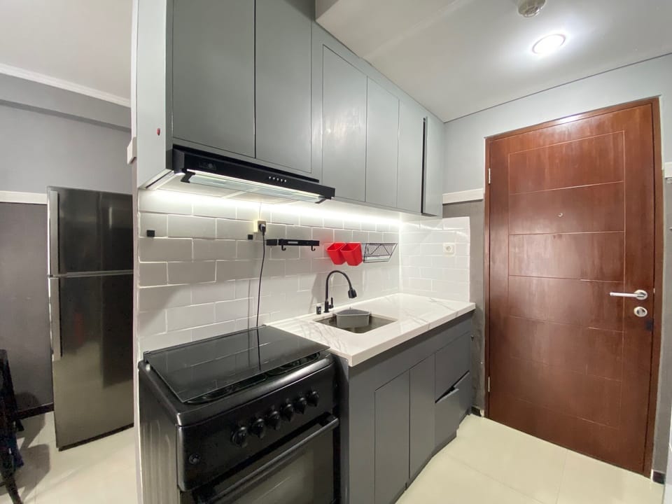 Room | Private kitchen | Fridge, stovetop, cookware/dishes/utensils, dining tables