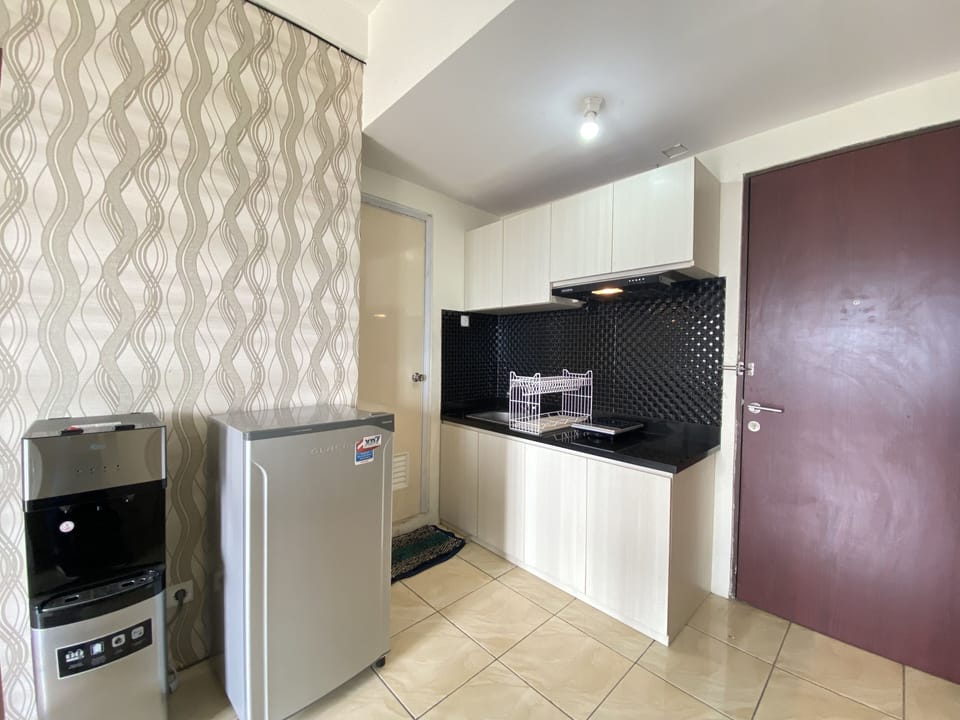 Room | Private kitchen | Fridge, stovetop, cookware/dishes/utensils, dining tables