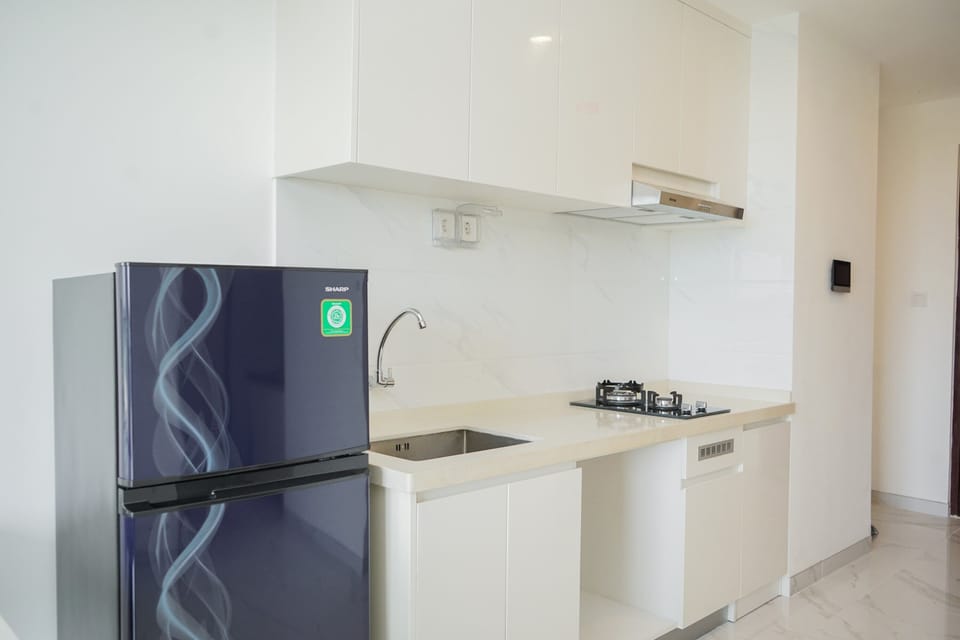 Room | Private kitchen | Fridge, stovetop, cookware/dishes/utensils, dining tables