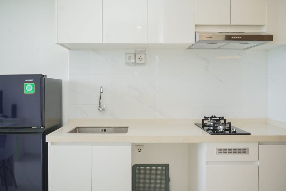 Room | Private kitchen | Fridge, stovetop, cookware/dishes/utensils, dining tables