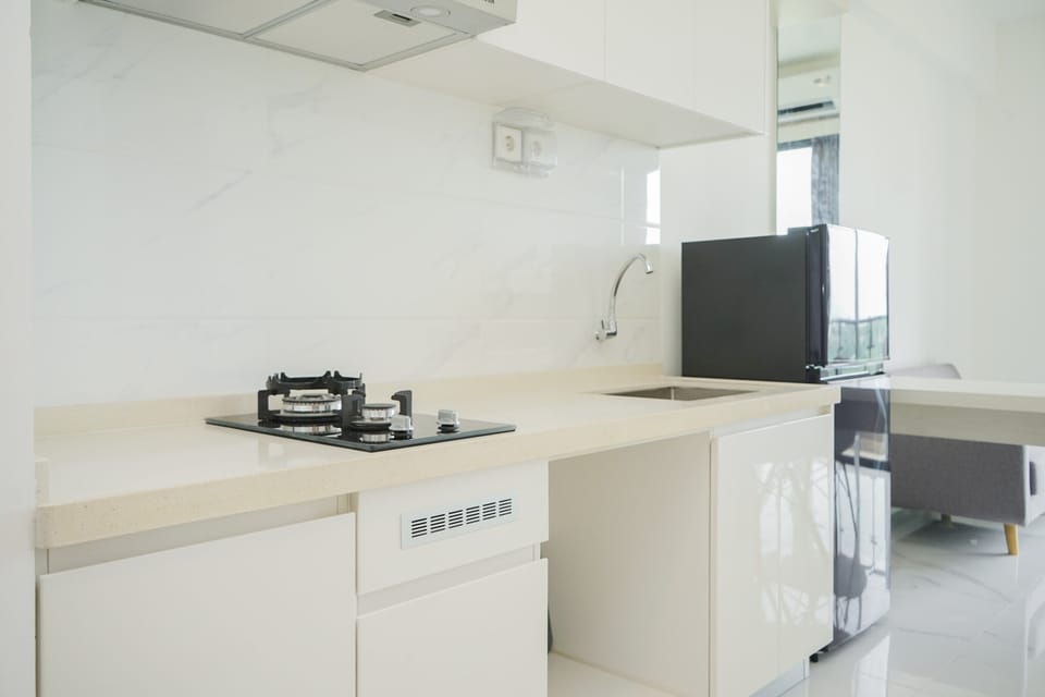 Room | Private kitchen | Fridge, stovetop, cookware/dishes/utensils, dining tables