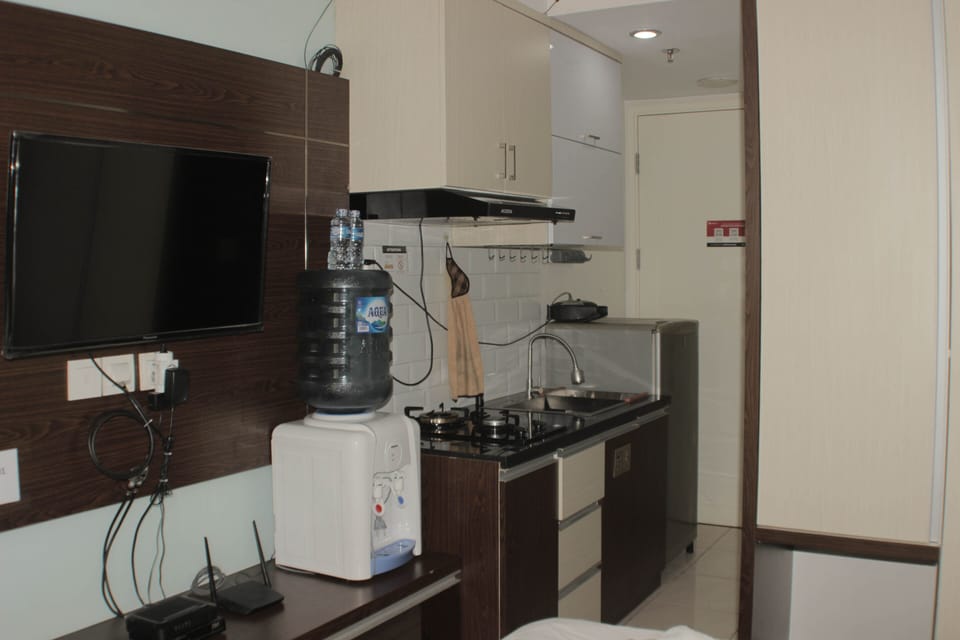 Room | Private kitchen | Fridge, stovetop, cookware/dishes/utensils