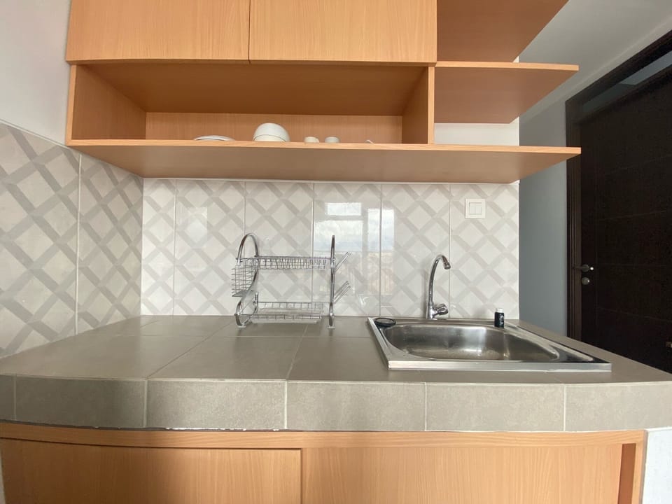 Room | Private kitchen | Fridge, stovetop, cookware/dishes/utensils, dining tables