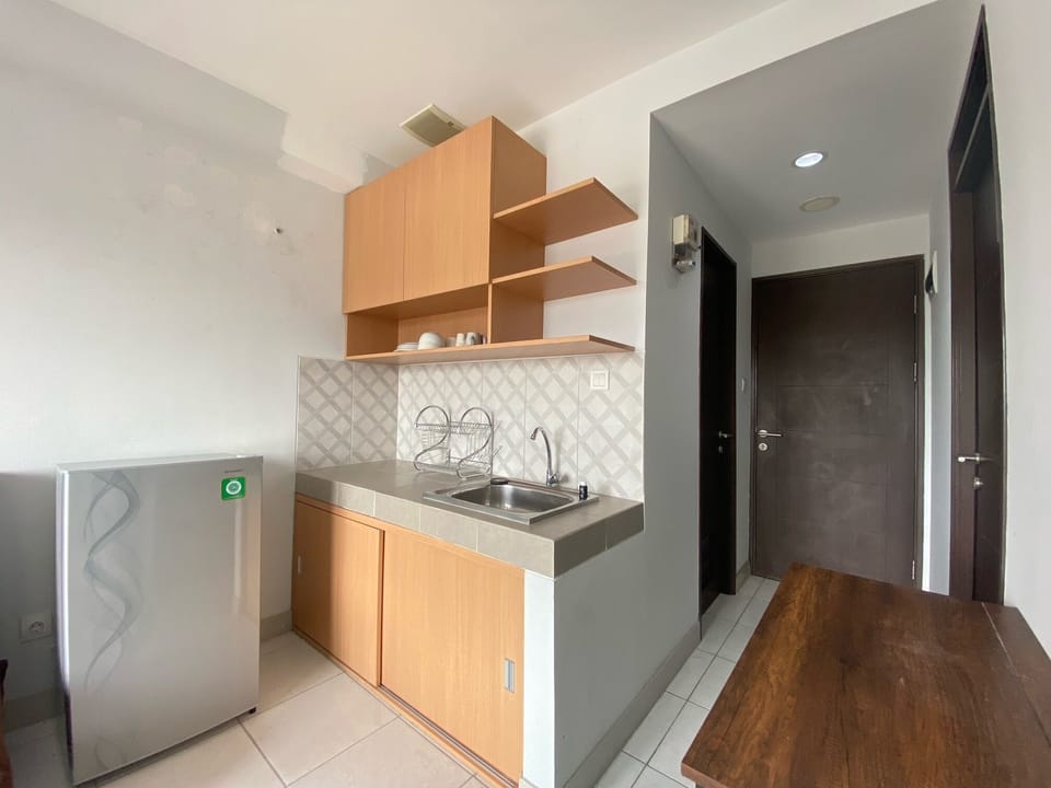 Room | Private kitchen | Fridge, stovetop, cookware/dishes/utensils, dining tables