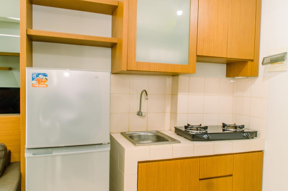 Room | Private kitchen | Fridge, stovetop, cookware/dishes/utensils, dining tables