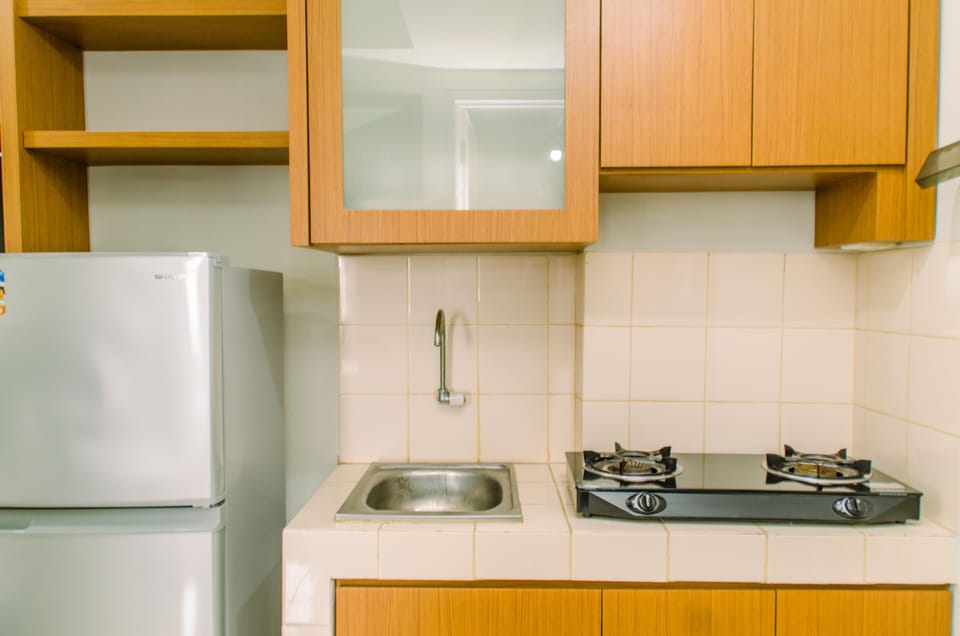 Room | Private kitchen | Fridge, stovetop, cookware/dishes/utensils, dining tables