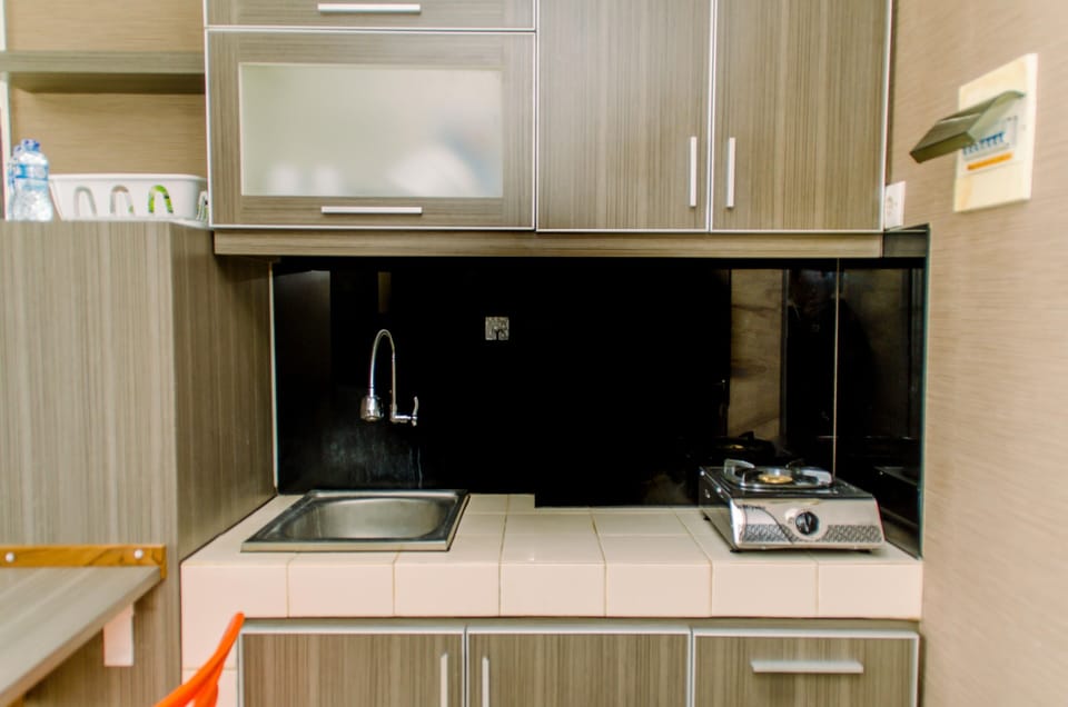 Room | Private kitchen | Fridge, stovetop, cookware/dishes/utensils, dining tables